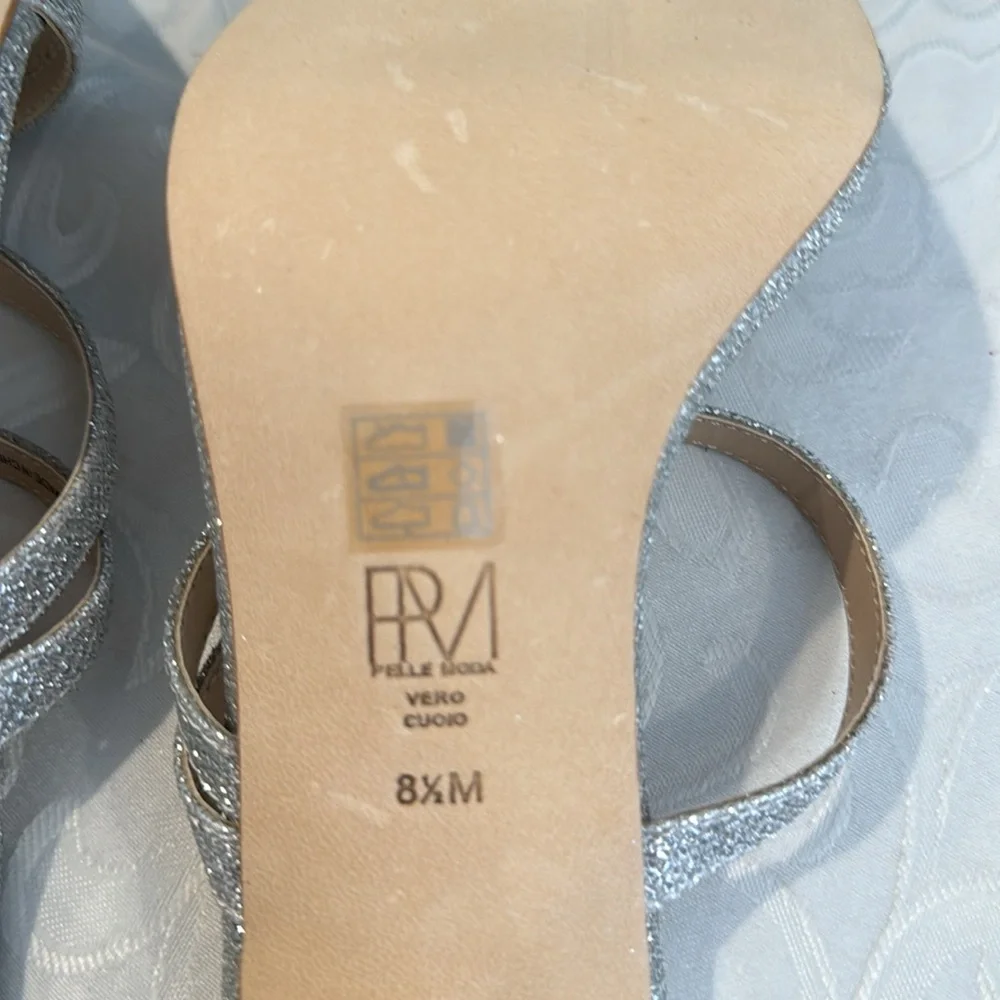 Pelle Moda Ostin Silver Metallic sandals. Ladies 8.5